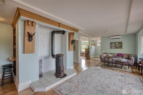 209 Ferry Street South Bend WA 98586
