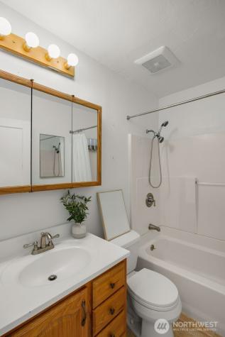 5706 35th Ave NE Seattle WA 98105