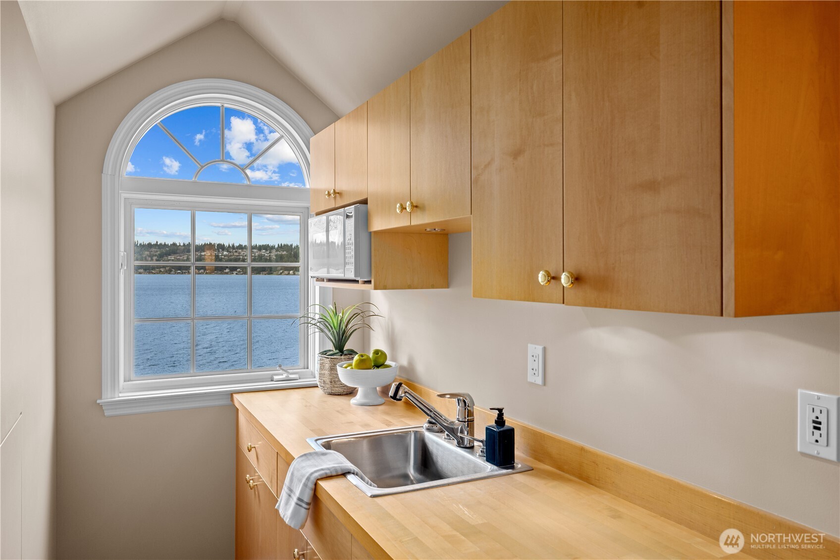649 E Lake Sammamish Parkway SE Sammamish WA 98074