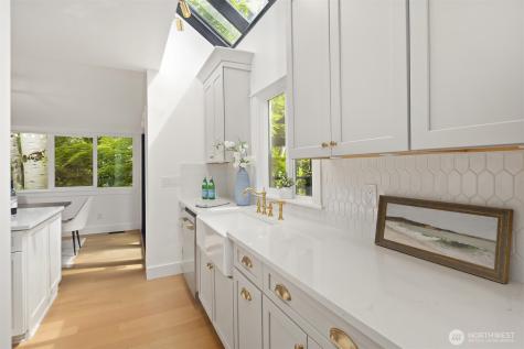 1014 4th Avenue N Seattle WA 98109