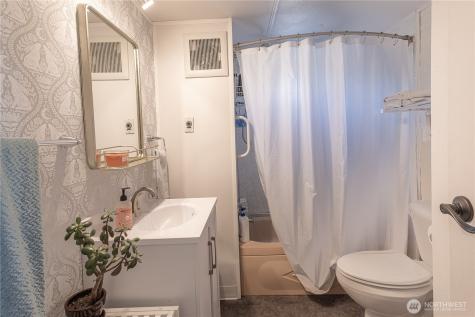 225 NE Ernst Street Oak Harbor WA 98277