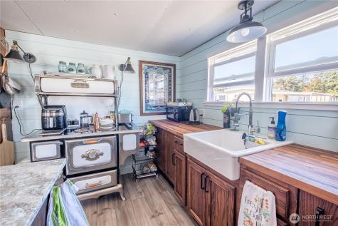 225 NE Ernst Street Oak Harbor WA 98277