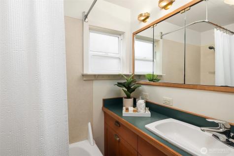 548 NE 102nd Street Seattle WA 98125