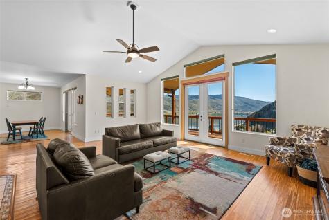 1024 Columbia Point Entiat WA 98822