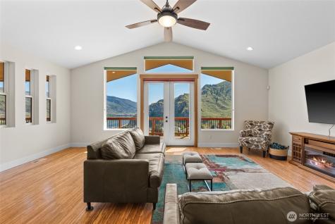 1024 Columbia Point Entiat WA 98822