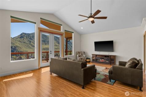 1024 Columbia Point Entiat WA 98822