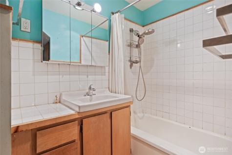 6737 Sycamore Avenue NW Seattle WA 98117