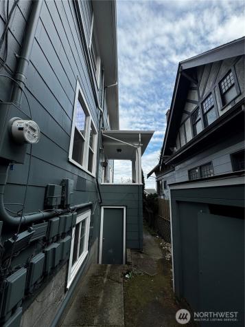 5235 19th Avenue NE Seattle WA 98105