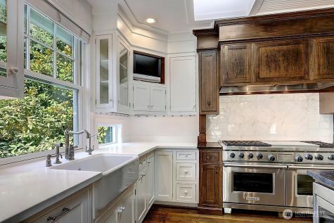 8975 NE 10th Street Bellevue WA 98004