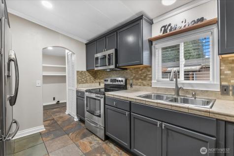 7701 Hardeson Road Everett WA 98203