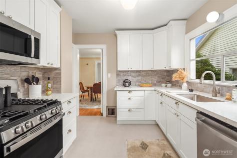 6813 17th Avenue NE Seattle WA 98115