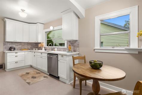 6813 17th Avenue NE Seattle WA 98115