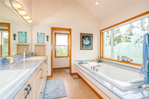 14 J Everett Way Hat Island WA 98206