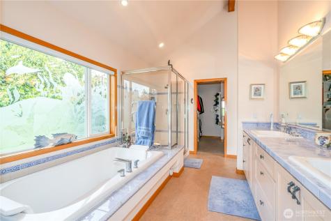 14 J Everett Way Hat Island WA 98206