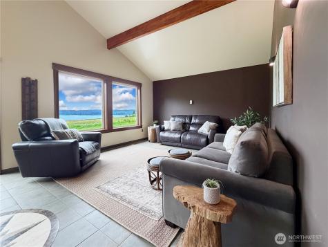 17 B Whidbey Island Drive Hat Island WA 98206