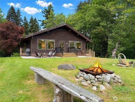 17 B Whidbey Island Drive Hat Island WA 98206