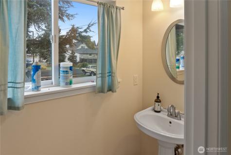 1203 E Section Street Mount Vernon WA 98274