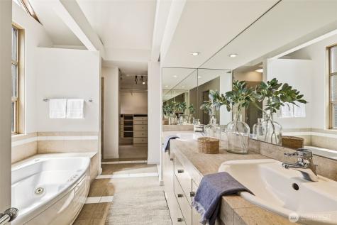 3607 W W Commodore Way Seattle WA 98199