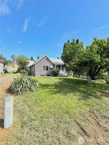 213 Bartlett Avenue E Omak WA 98841