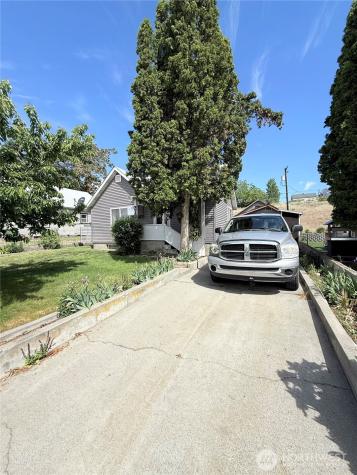 213 Bartlett Avenue E Omak WA 98841
