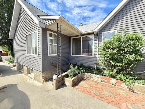 213 Bartlett Avenue E Omak WA 98841