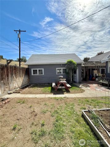 213 Bartlett Avenue E Omak WA 98841