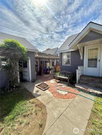 213 Bartlett Avenue E Omak WA 98841