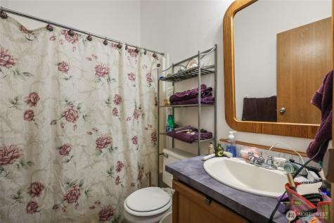 208 W Orchard Street Oakville WA 98568