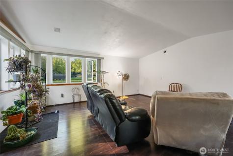 208 W Orchard Street Oakville WA 98568