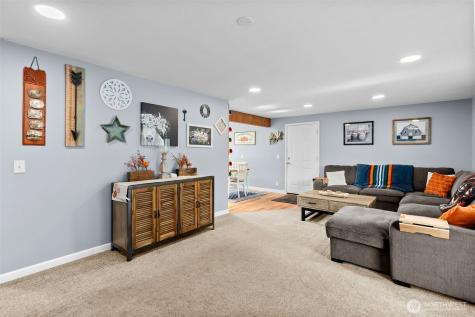 2105 W Stewart Puyallup WA 98371