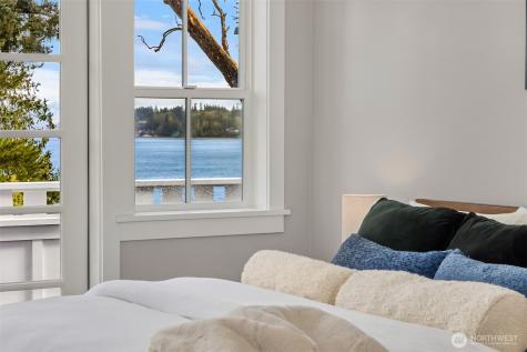 10717 NE Manitou Park Boulevard Bainbridge Island WA 98110