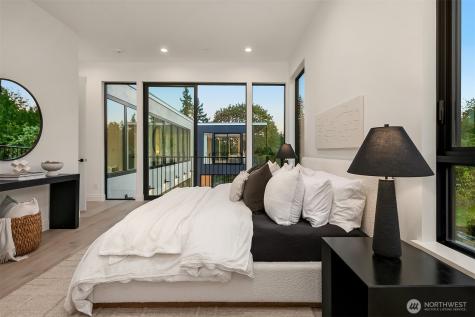 7626 NE 10th Street Medina WA 98039