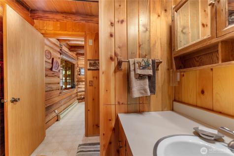 26 Mercer Road Mazama WA 98833