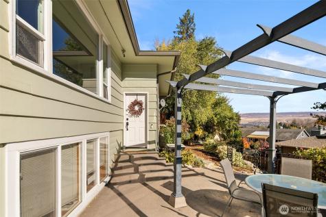 1216 Crawford Wenatchee WA 98801
