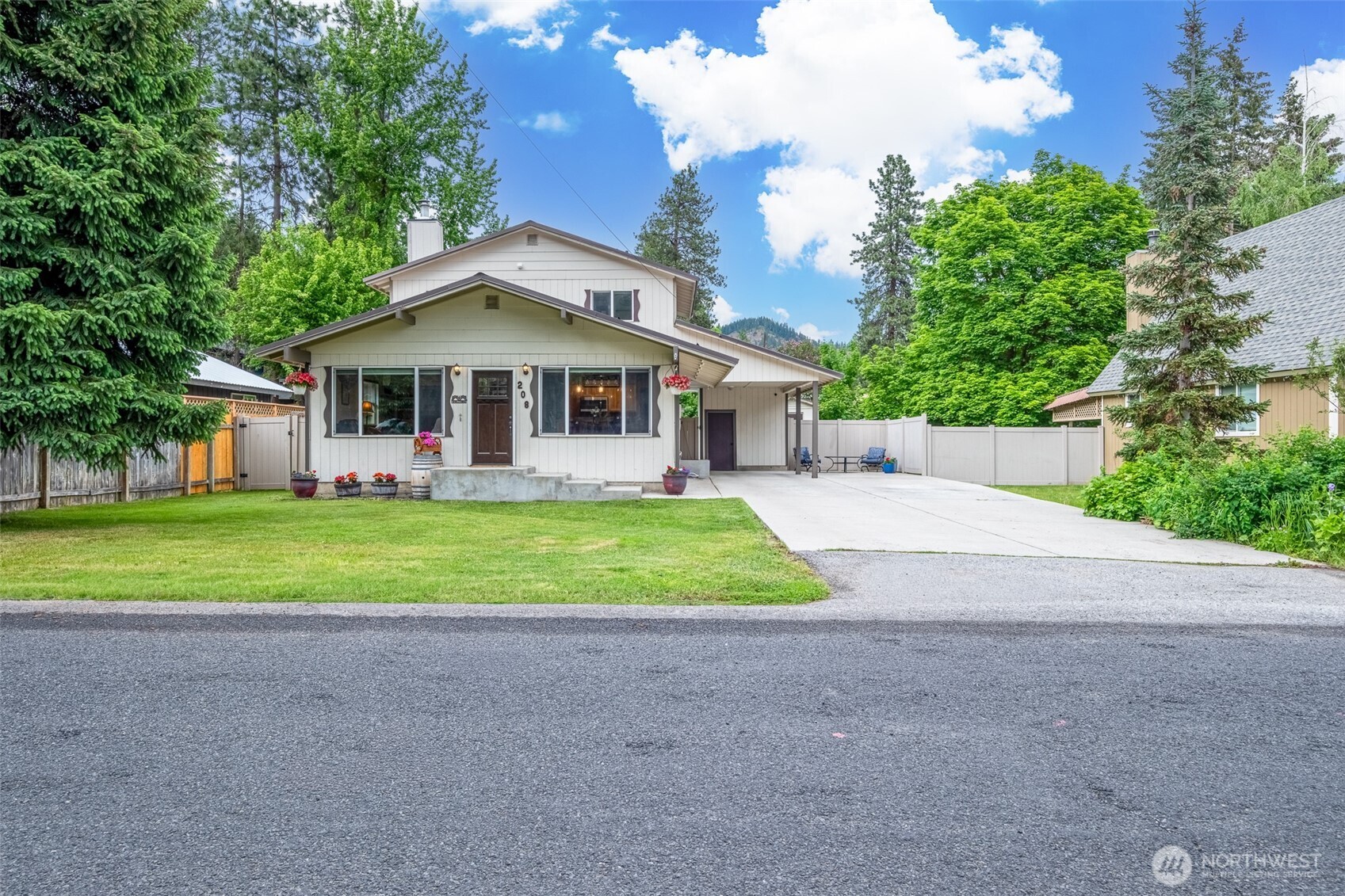 208 West Leavenworth WA 98826