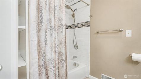 6201 Island Crest Way Mercer Island WA 98040