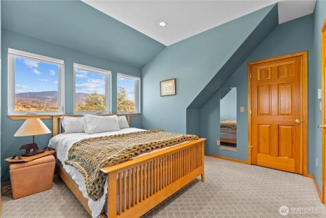 13 Serviceberry Road Winthrop WA 98862