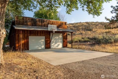13 Serviceberry Road Winthrop WA 98862