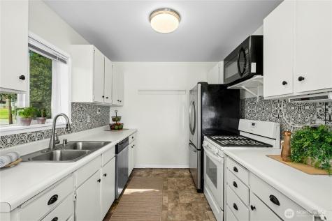 31025 E Lake Morton Drive SE Kent WA 98042