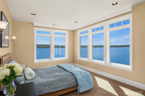 8233 W Mercer Way Mercer Island WA 98040