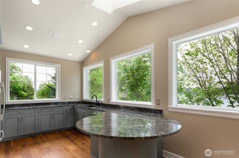 8233 W Mercer Way Mercer Island WA 98040