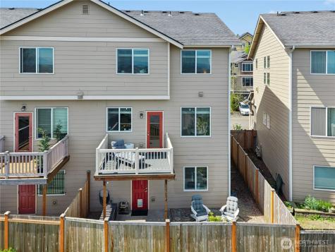 527 Pilchuck Path Everett WA 98201