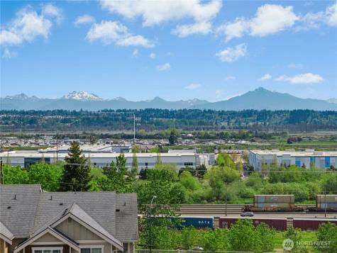 527 Pilchuck Path Everett WA 98201