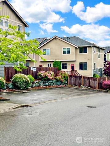 527 Pilchuck Path Everett WA 98201