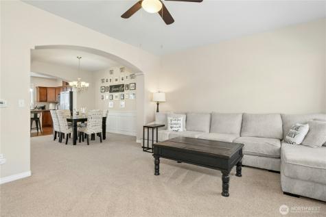 527 Pilchuck Path Everett WA 98201