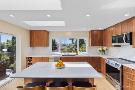 4531 Stanford Avenue NE Seattle WA 98105