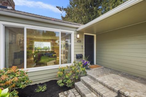 4531 Stanford Avenue NE Seattle WA 98105