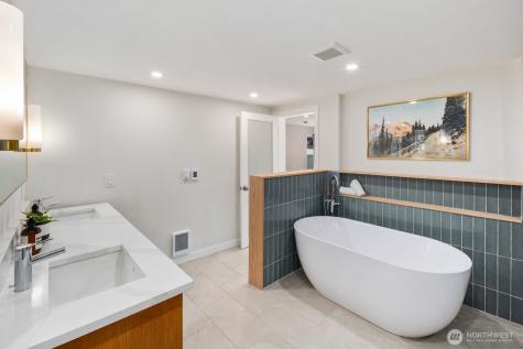 4531 Stanford Avenue NE Seattle WA 98105