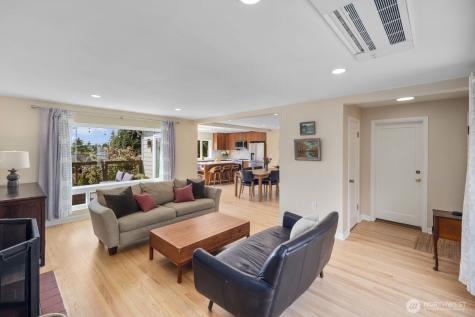 4531 Stanford Avenue NE Seattle WA 98105