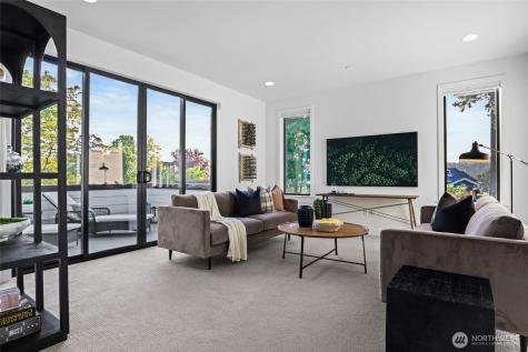 912 18th Avenue W Kirkland WA 98033